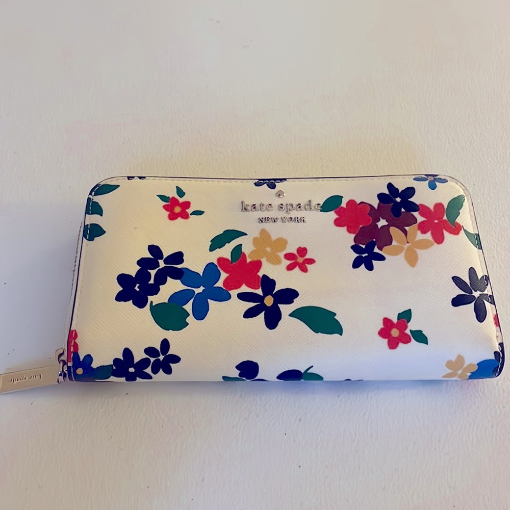 EUC Kate Spade Morgan wallet in white floral.